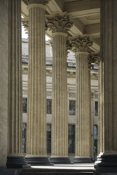 歴史的建造物の古典的な柱の詳細 サンクトペテルブルク — ストック写真