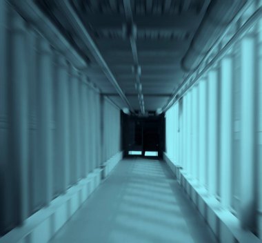 Boruları ve kabloları olan sanayi koridoru, tavana monte edilmiş sistemler.