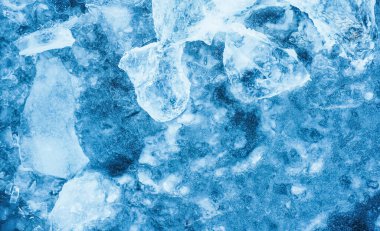 Kutup denizinde yüzen buz dağının parçaları. Mavi buzul. Donmuş, buzlu ve çatlaklı su..