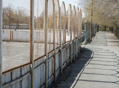 Güneşli bahar gününde parkta boş bir sokak basketbol sahası. 