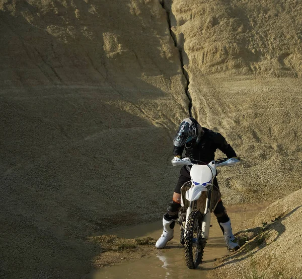 Extremsport Auf Dem Motorrad Ein Fahrer Auf Einem Enduro Rad — Stockfoto