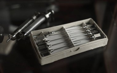  Kağıt kutunun içinde eski demir iğneler. .