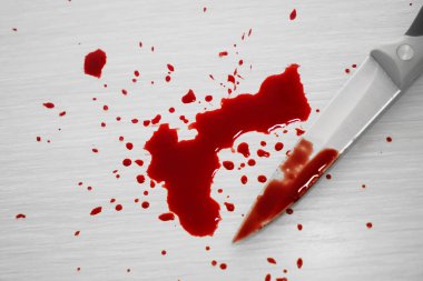 Kan sıçramış kanlı mutfak bıçağı. Aile içi cinayet. ev şiddeti