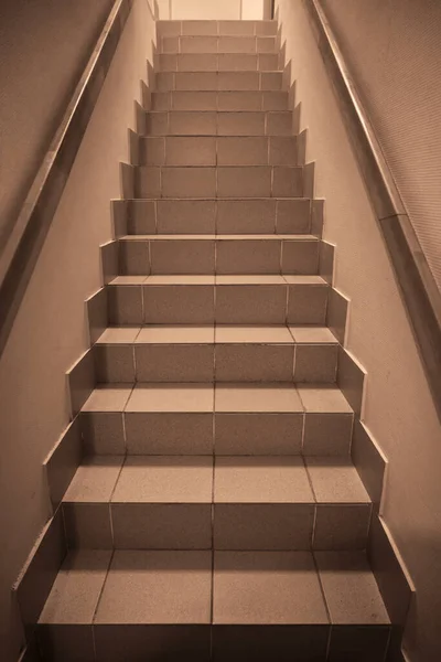 Escadaria Ladrilhada Estreita Com Trilho Madeira Edifício Moderno Fundo Interior — Fotografia de Stock