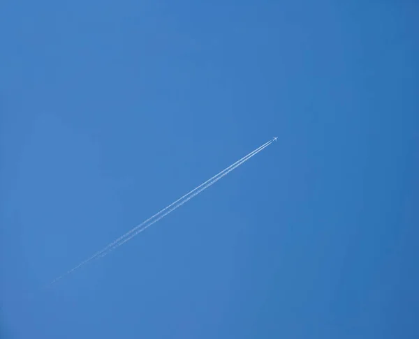 Trace Flying Jet Plane Clear Blue Sky — Stock Photo, Image