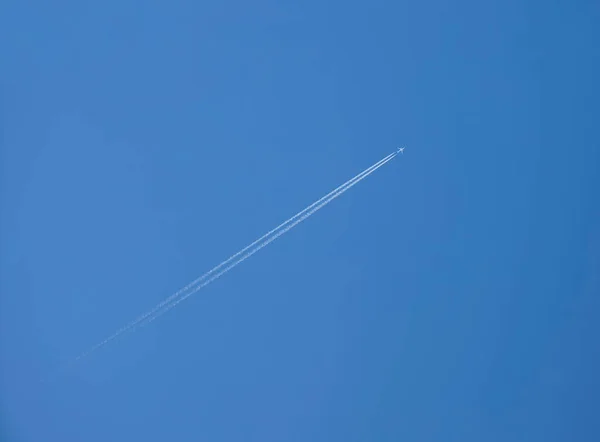 Rastros Del Avión Volador Cielo Azul Claro — Foto de Stock
