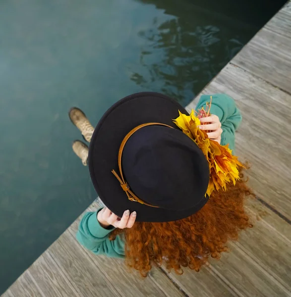 Redhead Curly Woman Sitting Wooden Pier Autumn Park Top View — Stock Photo, Image