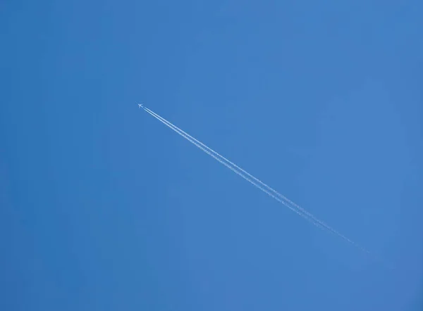 Repülő Repülőgép Nyomai Tiszta Kék Égen — Stock Fotó