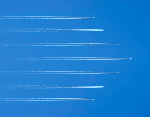 Rastros Los Aviones Voladores Cielo Despejado — Foto de Stock