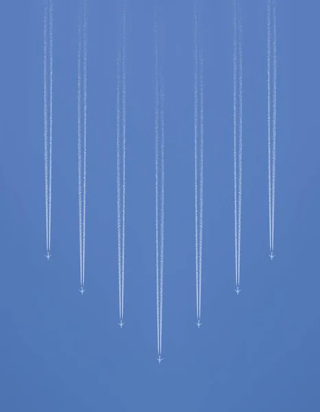 Ίχνη Ιπτάμενων Αεροπλάνων Στον Καθαρό Ουρανό — Φωτογραφία Αρχείου