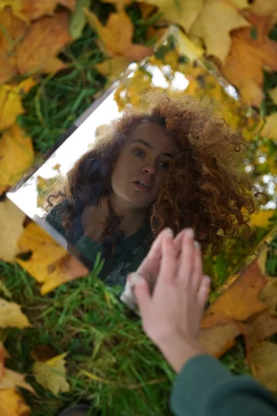 Retrato Uma Jovem Ruiva Olhando Para Seu Próprio Reflexo Espelho — Fotografia de Stock