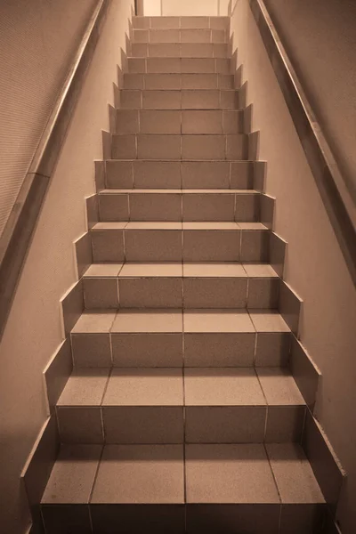 Estrecha Escalera Baldosas Con Riel Madera Edificio Moderno Fondo Interior —  Fotos de Stock