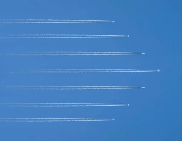 Vestígios Dos Aviões Jacto Voadores Céu Limpo — Fotografia de Stock