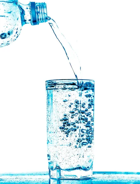 Trinkwasser Wird Aus Der Plastikflasche Glas Gegossen — Stockfoto