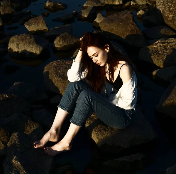 Una Joven Hermosa Mujer Con Pelo Rojo Largo Jeans Sienta —  Fotos de Stock