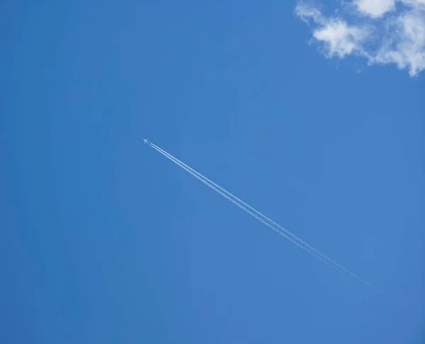 Rastros Del Avión Volador Cielo Azul Claro — Foto de Stock