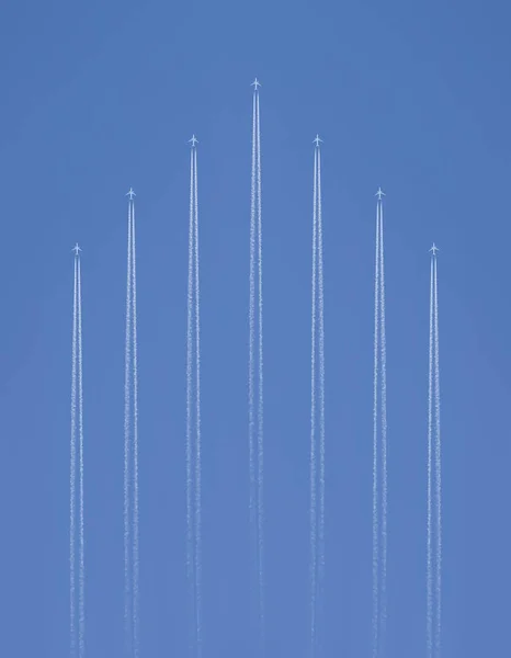 Rastros Los Aviones Voladores Cielo Despejado —  Fotos de Stock