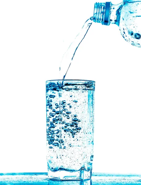 Πόσιμο Νερό Χύνεται Ποτήρι Από Πλαστικό Μπουκάλι — Φωτογραφία Αρχείου