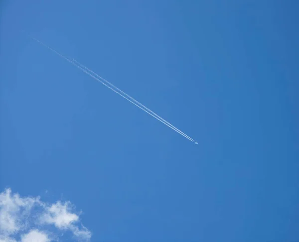 Trace Flying Jet Plane Clear Blue Sky — Stock Photo, Image