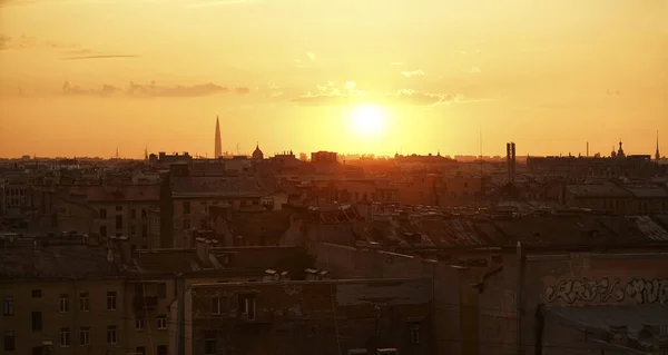 Schöner Sonnenuntergang Über Den Dächern Von Petersburg Silhouetten Der Nächtlichen — Stockfoto