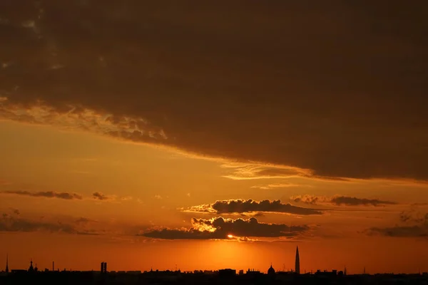 Pôr Sol Bonito Acima Telhados São Petersburgo Silhuetas Cidade Noturna — Fotografia de Stock
