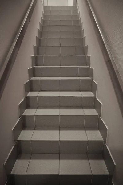 Modern Bir Binada Ahşap Parmaklıklı Dar Fayanslı Merdiven Arkaplan — Stok fotoğraf
