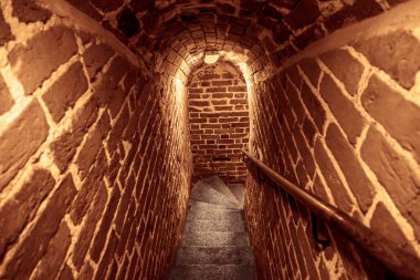 Bir yeraltı sığınağına giriş. Mahzen merdivenleri iniyor