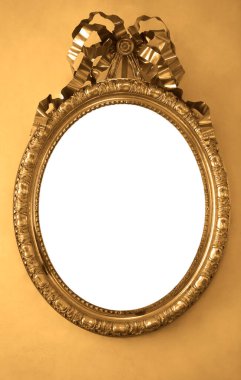Altın ayna çerçevesi sarıya izole edilmiş ve kısmi yansıması kalmış. Oval boş ahşap ve altın yaldızlı çerçeve altın arka planda izole. siyah boşluk.