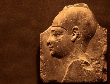 Firavun 'un Mısır freski ya da yüksek resmi bir adam, tarihi taş heykel. Geleneksel Mısır sanatı, antik medeniyet kültürünün klasik anıtı. Din ve Mısır tarihi kavramı.