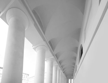 Yürüyüş yolunun geçmişi. perspektifte beyaz sütunlar. 