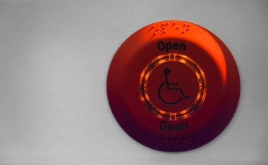 Kırmızı düğmeyi durdur. Şehir otobüsünün modern ve rahat iç mekanı. Engelli ve yaşlılar için kullanışlı. Kendini adamış bir körler alfabesi var.