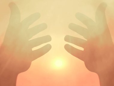 Güneşin arka planında iki el. İki erkek eli arasındaki güneş ışığı. güneşli gökyüzü arkaplanı