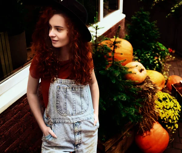 Krásná Mladá Žena Stojí Útulné Teplé Atmosféře Těší Podzimní Náladu — Stock fotografie