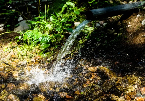 Acqua Proviene Dal Tubo Velocità Molto Veloce Primavera Natura Stagione — Foto Stock