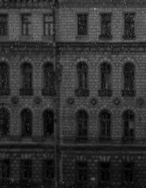 雨は灰色の雨の日に窓に注ぐ 背景にはサンクトペテルブルク建築の典型的な姿が見える — ストック写真