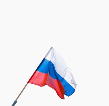 Beyaz bir arka planda Rus federasyon bayrağı dalgalanıyor. Mavi gökyüzünün arka planında rüzgarda dalgalanan Rus bayrağı.