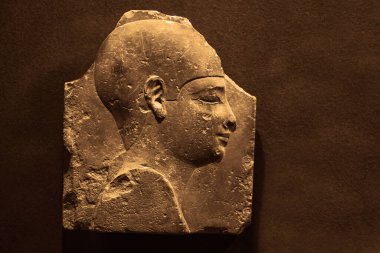 Firavun 'un Mısır freski ya da yüksek resmi bir adam, tarihi taş heykel. Geleneksel Mısır sanatı, antik medeniyet kültürünün klasik anıtı. Din ve Mısır tarihi kavramı.