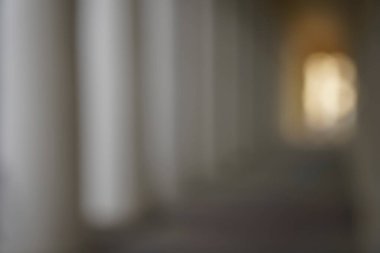 Alacakaranlıkta geçit üzerinden arka plan bulanıklık.