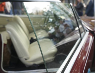 Amerikan arabasının kapısı açık.