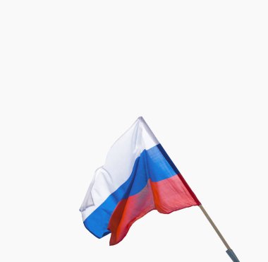 Beyaz bir arka planda Rus federasyon bayrağı dalgalanıyor. Mavi gökyüzünün arka planında rüzgarda dalgalanan Rus bayrağı.