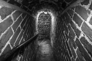 Bir yeraltı sığınağına giriş. Mahzen merdivenleri iniyor