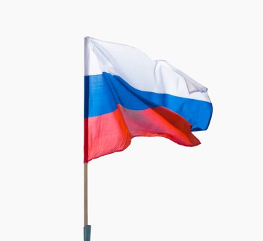 Beyaz bir arka planda Rus federasyon bayrağı dalgalanıyor. Mavi gökyüzünün arka planında rüzgarda dalgalanan Rus bayrağı.