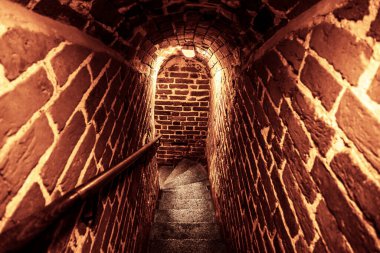 Bir yeraltı sığınağına giriş. Mahzen merdivenleri iniyor