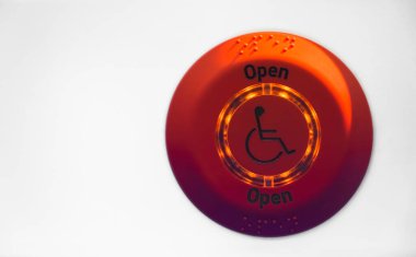 Kırmızı düğmeyi durdur. Şehir otobüsünün modern ve rahat iç mekanı. Engelli ve yaşlılar için kullanışlı. Kendini adamış bir körler alfabesi var.