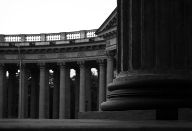 Sütunları olan klasik mimari arka plan binası. Sütunları olan siyah beyaz arka plan klasik binası