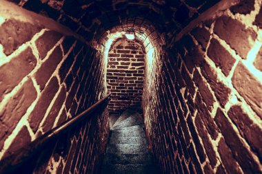 Bir yeraltı sığınağına giriş. Mahzen merdivenleri iniyor