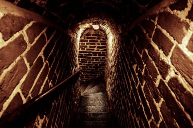 Bir yeraltı sığınağına giriş. Mahzen merdivenleri iniyor