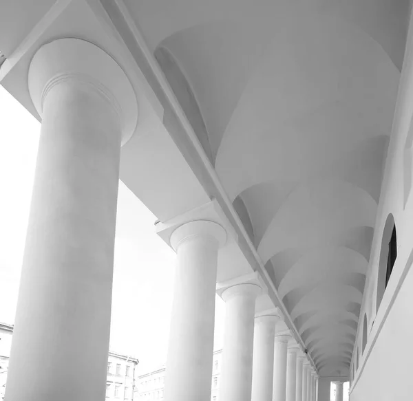 Achtergrond Van Loopbrug Witte Kolommen Perspectief — Stockfoto