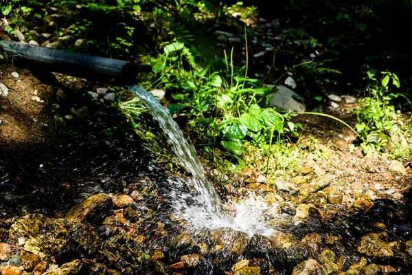 Вода Поступает Трубы Высокую Скорость Весна Дикой Природе Летний Сезон — стоковое фото