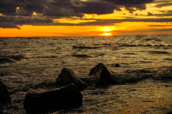 Słońce Zachodzi Nad Horyzontem Oceanu Widok Wyspy — Zdjęcie stockowe